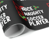 Nice Naughty Soccer Player Weihnachtsfeiertag Geschenkpapier (Rolleneckpunkt)