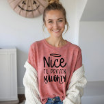 Nice Til Proven Naughty | Fun Black Text Weihnacht<br><div class="desc">Feiern Sie die magische und festliche Urlaubssaison mit unserem maßgeschneiderten Urlaubskleid. Das Weihnachtsdesign ist ein fett schwarzes typografisches Design "Nice Til Proven Naughty" in typografischem Pinselskript.</div>