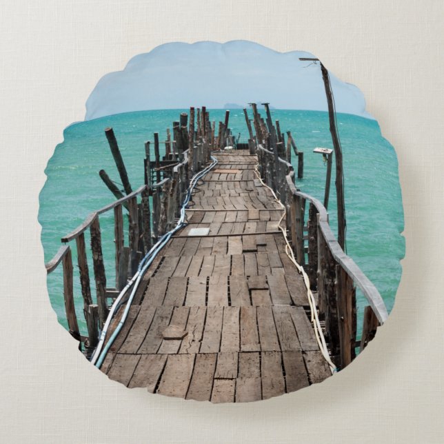 Nice wooden bridge with blue sea background at Sam Rundes Kissen (Vorderseite)