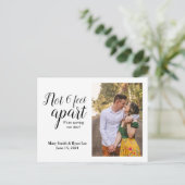 Nicht 1,5 m außerhalb Hochzeitsstimme Save the Dat Postkarte (Stehend Vorderseite)