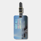 "Nicht alle, die wandern, sind verlorener" Gepäckanhänger (Vorderseite vertikal)