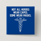 NICHT ALLE HIER TRAGEN CAPES, EINIGE TRAGMASKS MED BUTTON (Vorderseite)