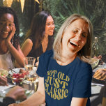 Nicht alt nur klassische Gold Glitzer Retro Geburt T-Shirt<br><div class="desc">Nicht alt nur klassische Gold Glitzer Retro Geburtstag. Spaß 70er-Stil Text in Gold Imitate Glitzer für das Geburtstagsmädchen!</div>