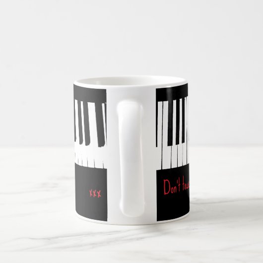 Nicht berühren – Klaviertastendesign Kaffeetasse (Henkel)