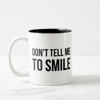 Nicht bitten Sie mich zu lächeln Zweifarbige Tasse
