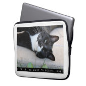 Nicht durchgeknalltes Cat Motivierend Added Zitat Laptopschutzhülle (Vorderseite Links)