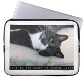 Nicht durchgeknalltes Cat Motivierend Added Zitat Laptopschutzhülle (Vorderseite)
