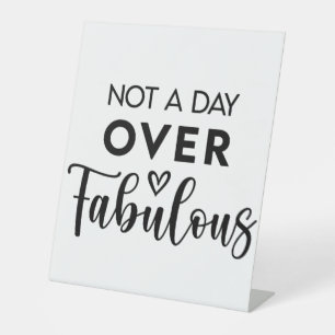 Nicht einen Tag über Fabulous – Lustige Geburtstag Sockelschild