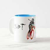 Nicht Frilly. Weiblicher Radfahrer u. Flammen Zweifarbige Tasse (Vorderseite Links)