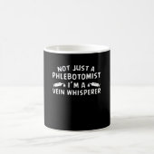 Nicht gerade Phlebotomist Im AderWhisperer Kaffeetasse (Mittel)
