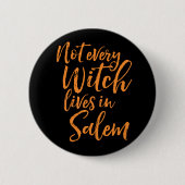 Nicht jede Hexe lebt in Salem | Funny Halloween Button (Vorderseite)