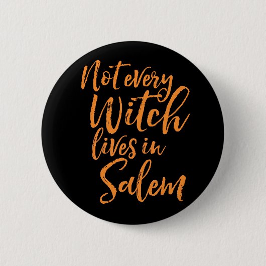 Nicht jede Hexe lebt in Salem | Funny Halloween Button (Vorderseite)