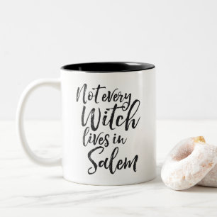 Nicht jede Hexe lebt in Salem   Funny Halloween Zweifarbige Tasse