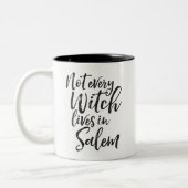 Nicht jede Hexe lebt in Salem | Funny Halloween Zweifarbige Tasse (Links)