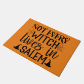 Nicht jede Hexe lebt in Salem Halloween Doormat Fußmatte (Schrägansicht)