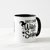 Nicht jede Hexe lebt in Salem Halloween Tasse (VorderseiteRechts)