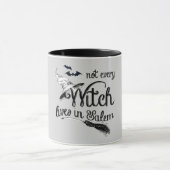 Nicht jede Hexe wohnt in Salem Halloween Tasse (Zentrum)