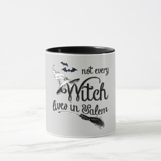 Nicht jede Hexe wohnt in Salem Halloween Tasse (Zentrum)