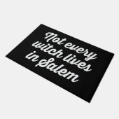 NICHT JEDER WITCH LEBT IN SALEM FUßMATTE (Schrägansicht)