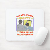 Nicht jetzt, Schätzchen. Daddy schikaniert den Gov Mousepad (Mit Mouse)