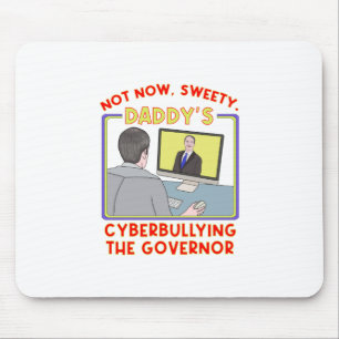 Nicht jetzt, Schätzchen. Daddy schikaniert den Gov Mousepad