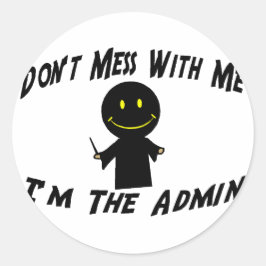 Nicht mit dem Administrator durcheinander Runder Aufkleber