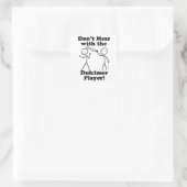 Nicht mit dem Dulcimer-Spieler durcheinander trete Quadratischer Aufkleber (Tasche)