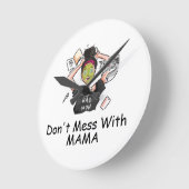Nicht mit Mama durcheinander         Runde Wanduhr (Winkel)