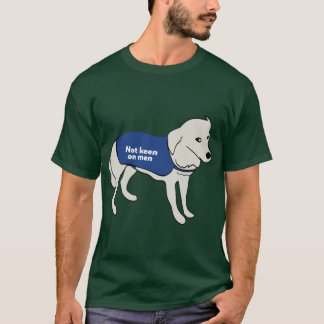 Nicht sehr begeistert von Männern Hund trägt eine T-Shirt