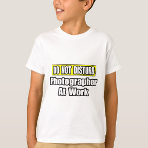 Nicht stören...Fotograf bei der Arbeit T-Shirt