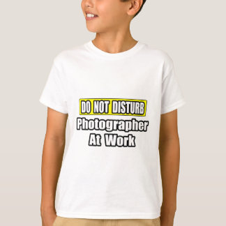 Nicht stören...Fotograf bei der Arbeit T-Shirt