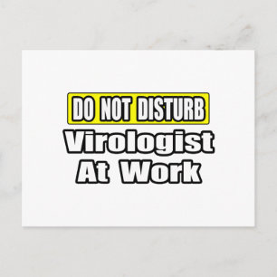 Nicht stören...Virologe bei der Arbeit Postkarte