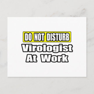 Nicht stören...Virologe bei der Arbeit Postkarte