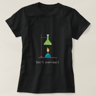 Nicht überreagieren mit dem Slogan "komische Chemi T-Shirt