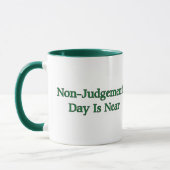 Nicht-Urteil Tag ist nahe Tasse (Links)