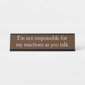 Nicht verantwortlicher, lustiger Büro-Geschenkscha Schreibtischnamensplakette (Vorderseite )