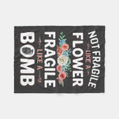 Nicht zerbrechlich wie eine Blume fragil wie eine Fleecedecke (Vorderseite (Horizontal))