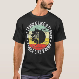 Nicht zerbrechlich wie eine Blume, sondern eine Bo T-Shirt
