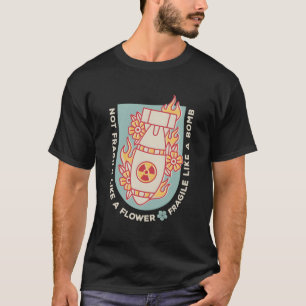 Nicht zerbrechlich wie eine Blume, sondern eine Bo T-Shirt