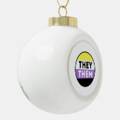 Nichtbinäre Button-Pronomen - Sie Keramik Kugel-Ornament (Links)
