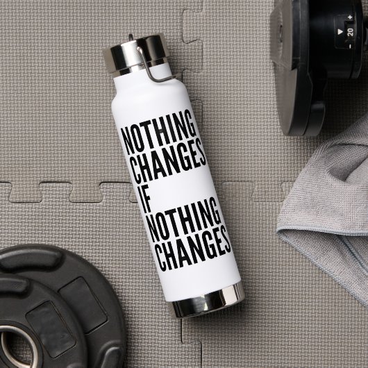 'Nichts ändert sich, wenn sich nichts ändert' Moti Trinkflasche (Fitnesstudio (gedreht))