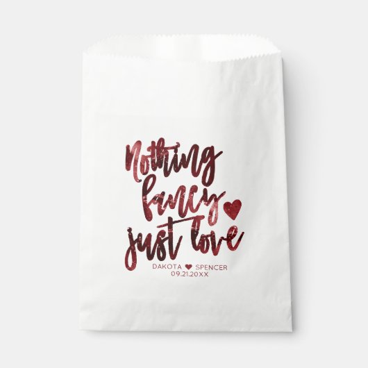 Nichts Extravagant nur Liebe | Dark Crimson Red We Geschenktütchen (Vorderseite)