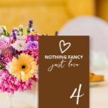 Nichts Extravagant nur Liebe Groovy Retro 70er Wed Tischnummer<br><div class="desc">Fügen Sie die Tischnummer zu diesem nichts extravagant nur Liebe Hochzeit Indikator Karte ideal für Ihre Empfang-Tische. Dieses Modern Simple Minimalistisch Wedding Design aus Ricaso ist mit einem fetten Text mit dem Aufdruck "NICHTS EXTRAVAGANTE nur Liebe" und einer Vorlage für die Nummer Perfect way, um Ihren besonderen Tag zu feiern...</div>