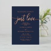 Nichts Extravagant nur Liebe Lässig Hochzeit Folieneinladung (Stehend vorne)