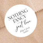 Nichts Extravagant nur Liebe Minimalistisch Lässig Runder Aufkleber<br><div class="desc">Dies sind nichts Extravagant Nur Liebe Minimalistisch Lässige Hochzeitsfeier Gefallen Sticker!</div>