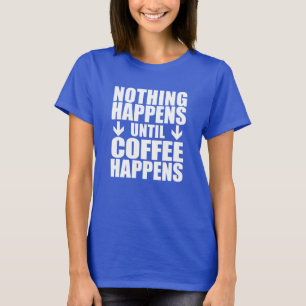 Nichts passiert, bis der Kaffee passiert (AUF DARK T-Shirt