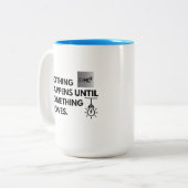 Nichts passiert, bis etwas passiert zweifarbige tasse (Vorderseite Links)