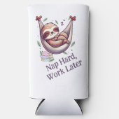 Nickerchen Hard Sloth Selters Dosenkühler (Vorderseite)