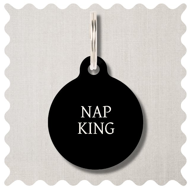 Nickerchen King Funny Modern Black Dog ID Round Pe Haustiermarke (Cute Modern Nap King Dog ID Tag)