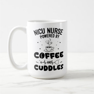 NICU-Krankenschwester mit Kaffee und Kadeln Kaffeetasse